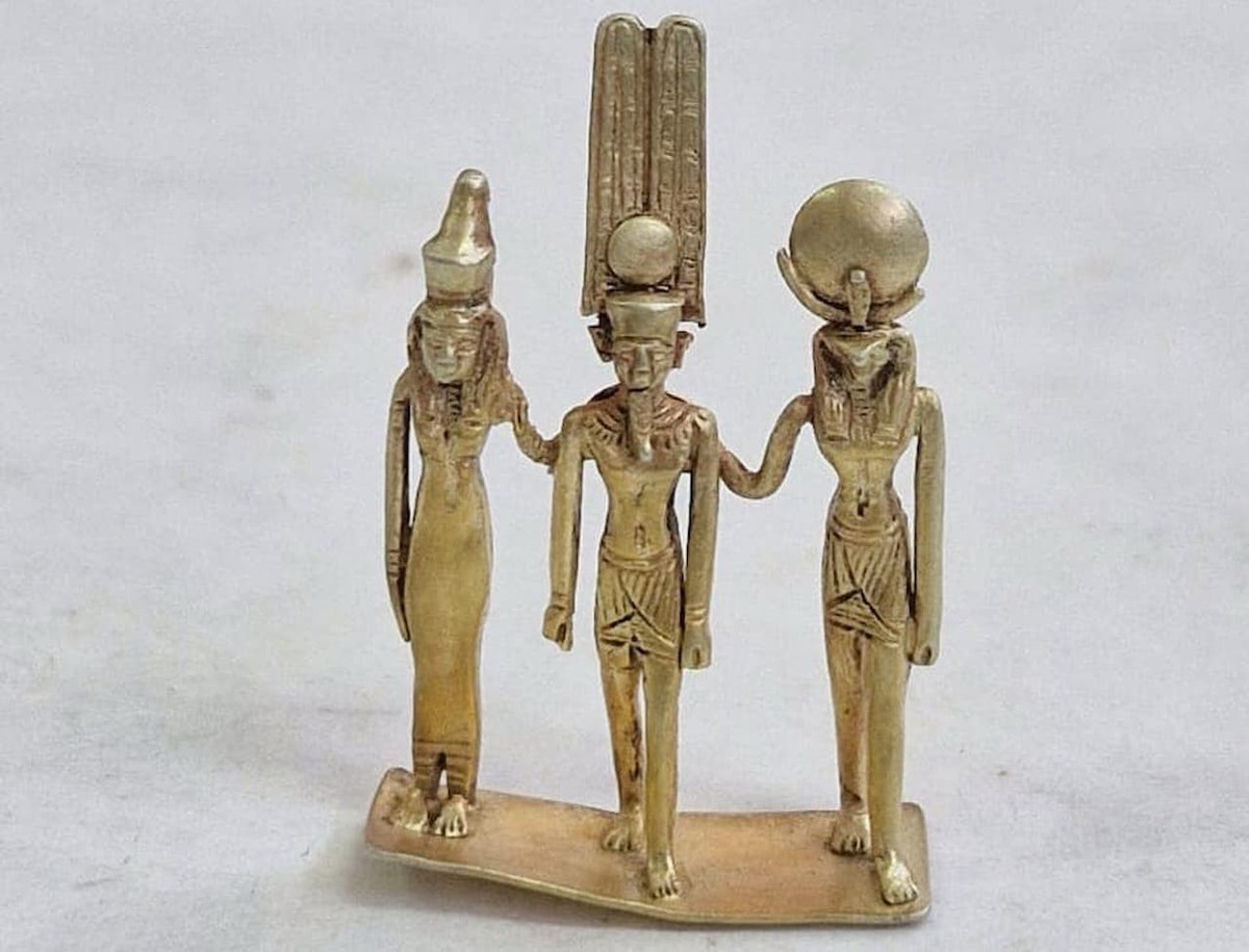 Trong số các hiện vật được tìm thấy có một số nhẫn vàng, các đồ vật khác làm bằng kim loại quý, tượng nhỏ và bùa hộ mệnh mạ vàng khắc họa ba vị thần Amun, Mut và Khonsu của thành Thebes. Ảnh: @Bộ Du lịch và Cổ vật Ai Cập.