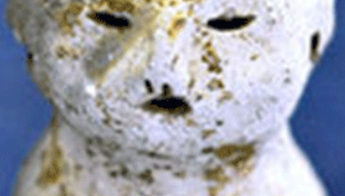 Con búp bê làm bằng đất sét, cao 5,9 cm và rộng 3 cm, được cho là một món đồ chơi cổ xưa. Ảnh: @Trung tâm Di sản Osaka.