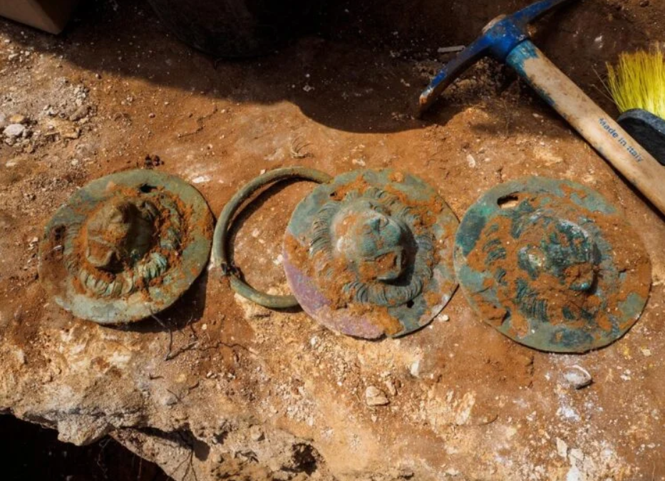 Các hiện vật này được lấy ra cẩn thận từ một ngôi mộ có niên đại từ thế kỷ thứ nhất và thứ hai Sau Công nguyên của Đế chế La Mã. Ảnh: @Cơ quan Cổ vật Israel.