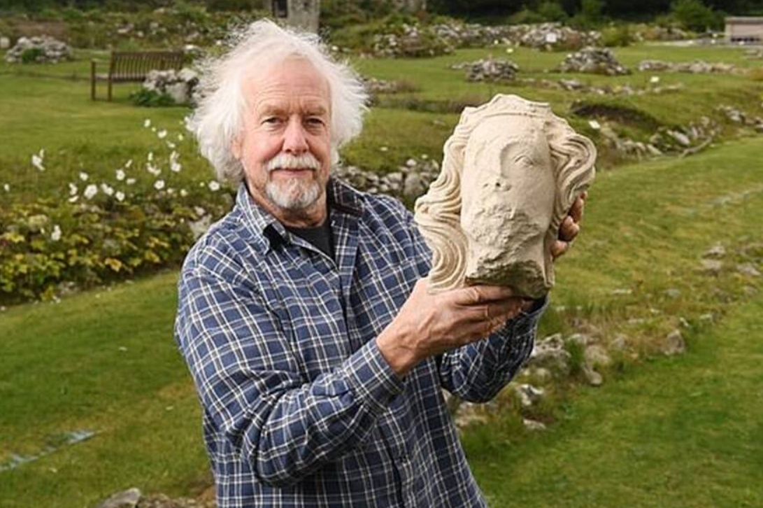 Đó là một bức tượng đầu bằng đá chạm khắc có niên đại khoảng 700 năm tuổi. Ảnh: @Bảo Tàng Quốc Gia Anh.