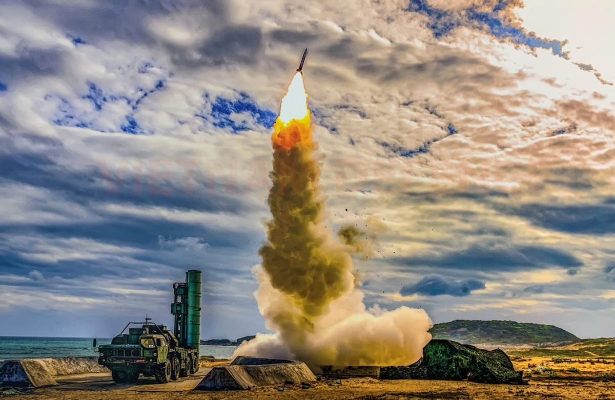 Khi Iran trong những năm 1990 và 2000 liên tục thể hiện sự quan tâm đến việc mua sắm các hệ thống tiền nhiệm của S-400 như hệ thống phòng không tầm xa S-300PMU-1 hoặc S-300PMU-2, thì Nga liên tục từ chối. Vào năm 2007, một hợp đồng cho hai hệ thống tương tự đã được ký kết, nhưng cuối cùng Nga đã rút lui vào năm 2009, được cho là do áp lực của phương Tây và Israel. Ảnh: @ militarnyi.