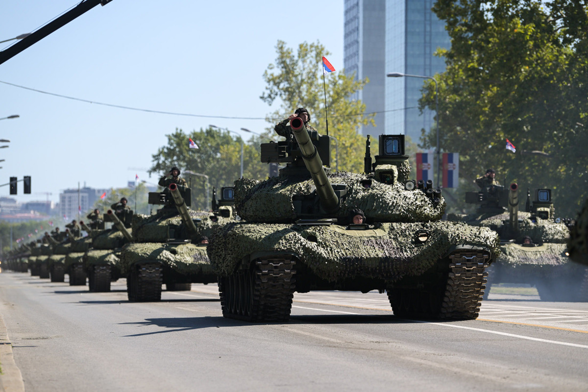 Xe tăng và một số khí tài hạng nặng từ Nga cũng xuất hiện, song song với pháo và các hệ thống do Serbia tự sản xuất, chứng minh quốc gia này vẫn đang duy trì ngành công nghiệp quốc phòng nội địa dù phần lớn vũ khí chủ lực phải dựa vào nhập khẩu.