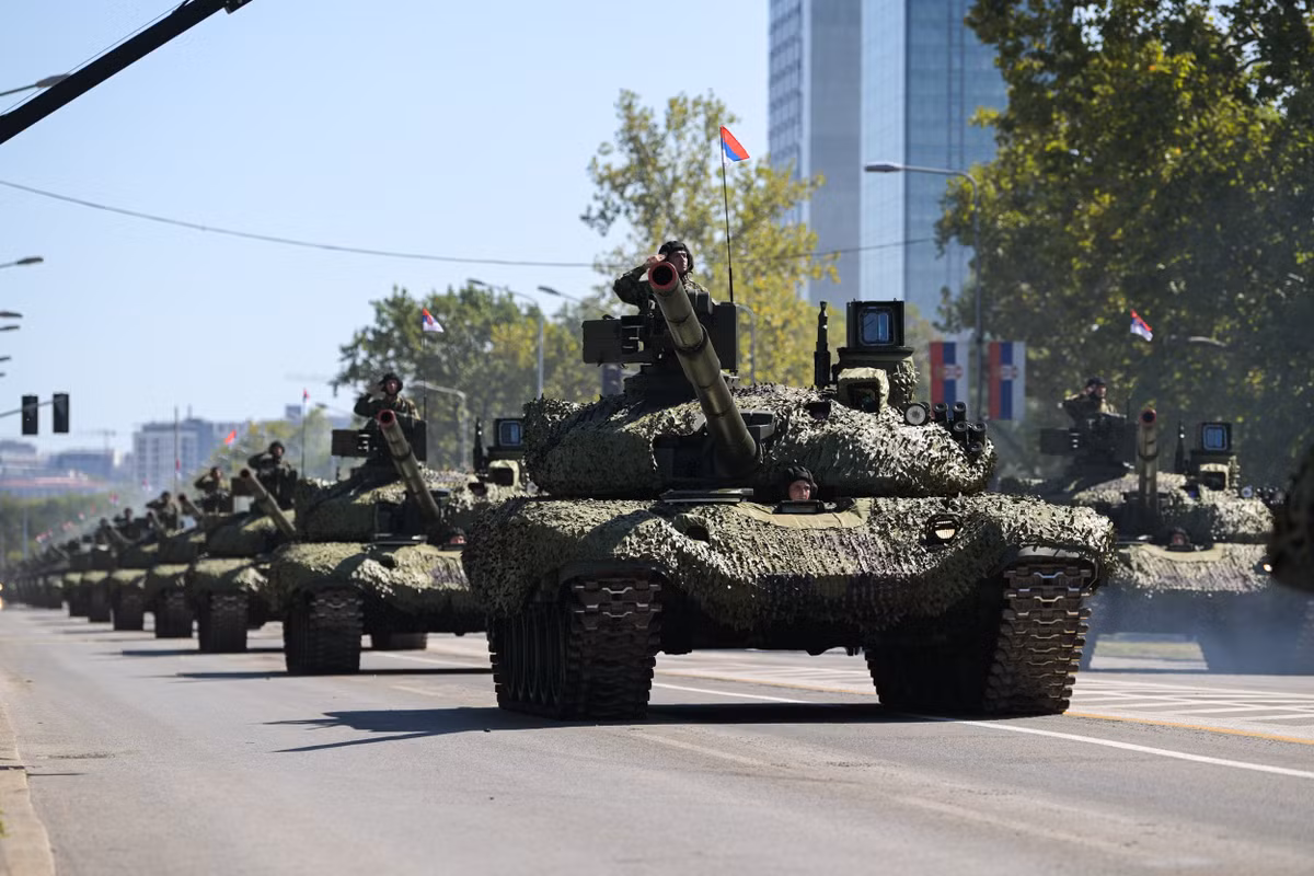 Xe tăng và một số khí tài hạng nặng từ Nga cũng xuất hiện, song song với pháo và các hệ thống do Serbia tự sản xuất, chứng minh quốc gia này vẫn đang duy trì ngành công nghiệp quốc phòng nội địa dù phần lớn vũ khí chủ lực phải dựa vào nhập khẩu.