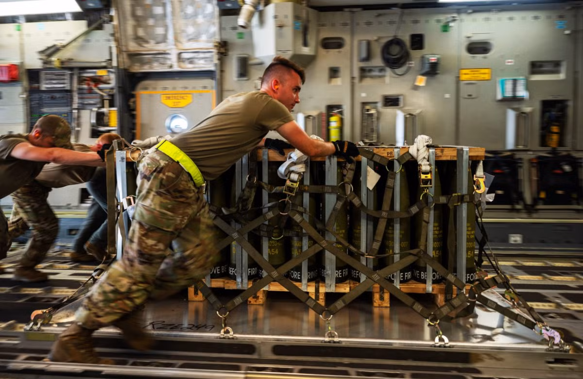 Quyết định của Lầu Năm Góc khiến các đồng minh chủ chốt bất ngờ. Nhà lập pháp Ukraine, Fedir Venislavskyi mô tả việc đình chỉ này là "đau đớn" đối với những nỗ lực của Kyiv nhằm bảo vệ bầu trời của mình, đặc biệt là khi các cuộc tấn công bằng máy bay không người lái và tên lửa của Nga ngày càng tăng mạnh. Ảnh: @ Defense News.