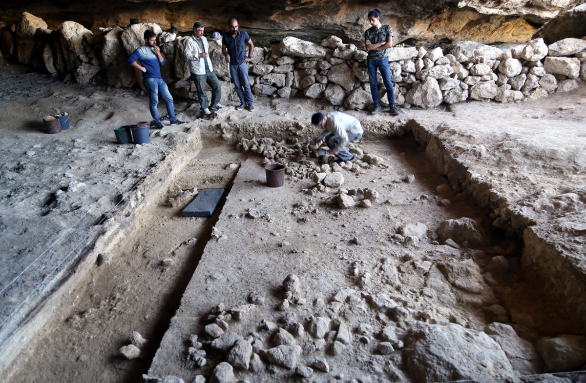 Trong một cuộc khai quật khảo cổ tại Keçemağara, các chuyên gia đến từ Bảo tàng Kahramanmaraş bất ngờ tìm thấy nhiều vật thể lạ. Ảnh: @Bảo tàng Kahramanmaraş.