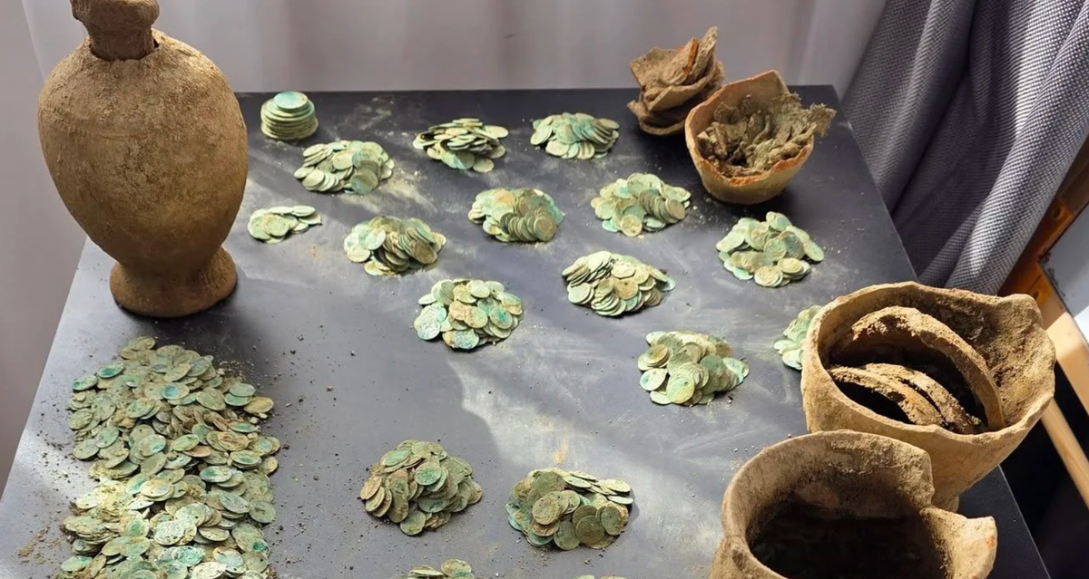 Những đồng tiền xu bạc này chủ yếu thuộc loại kuruş, tương đương 40 parà, được đúc bằng bạc và nhiều đồng xu có những lỗ nhỏ, dấu hiệu cho thấy chúng không chỉ được sử dụng như một phương tiện trao đổi kinh tế mà còn như đồ trang sức hoặc vật trang trí, đan xen nền kinh tế hàng ngày với văn hóa và thẩm mỹ của thời đại. Ảnh: @RO Detecting.