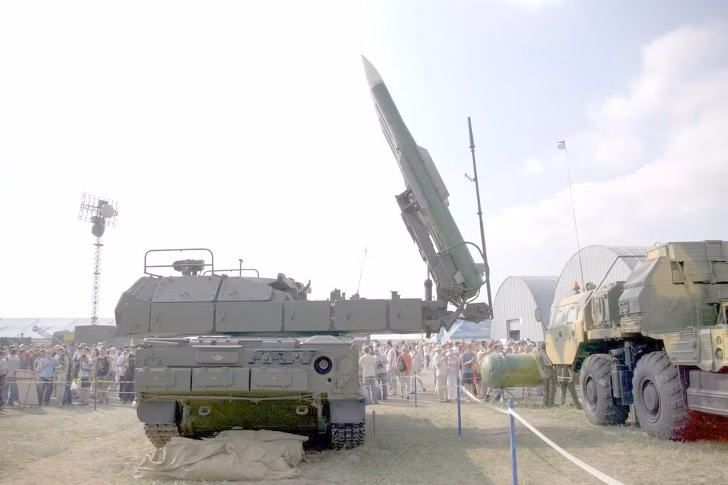 Các nhà phân tích nhận định đây là bước ngoặt trong tư duy tác chiến UAV của Ukraine: từ việc dùng UAV đơn lẻ, họ đã chuyển sang tác chiến trí tuệ nhân tạo, đa tầng và xâm nhập sâu. Khi “lá chắn thép” như Buk bị tấn công ngay trên thân mình, ưu thế công nghệ và chiến thuật trên bầu trời Đông Âu đang dần nghiêng về phía Kiev.