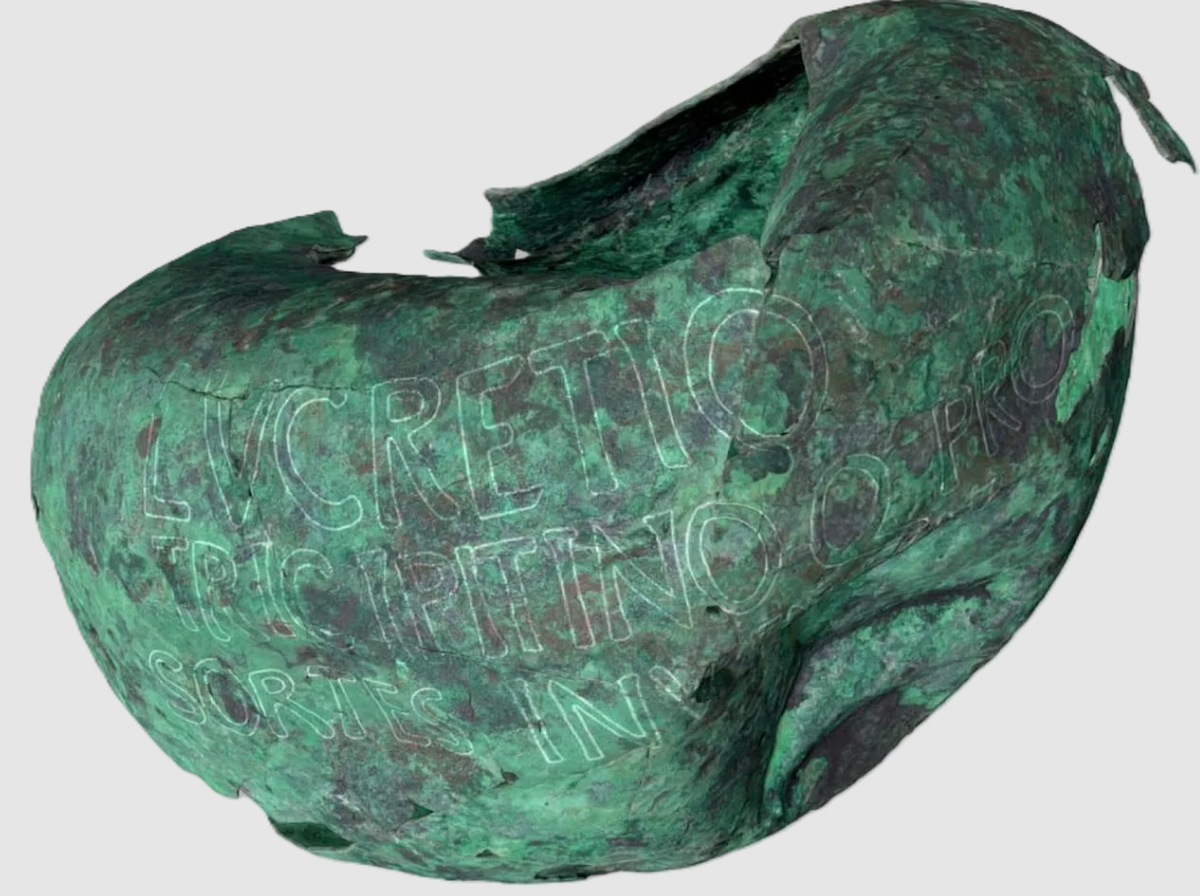 Điều làm cho chiếc bình này trở nên đặc biệt là dòng chữ khắc trên đó, trải dài ít nhất ba dòng, tiết lộ tên Spurius Lucretius Tricipitinus, với chức danh quaestor pro praetore (quan chức hành chính cấp tỉnh), và từ khóa SORTES, ám chỉ các thẻ bài nhỏ được sử dụng trong chọn lựa ngẫu nhiên. Ảnh: @stilearte.