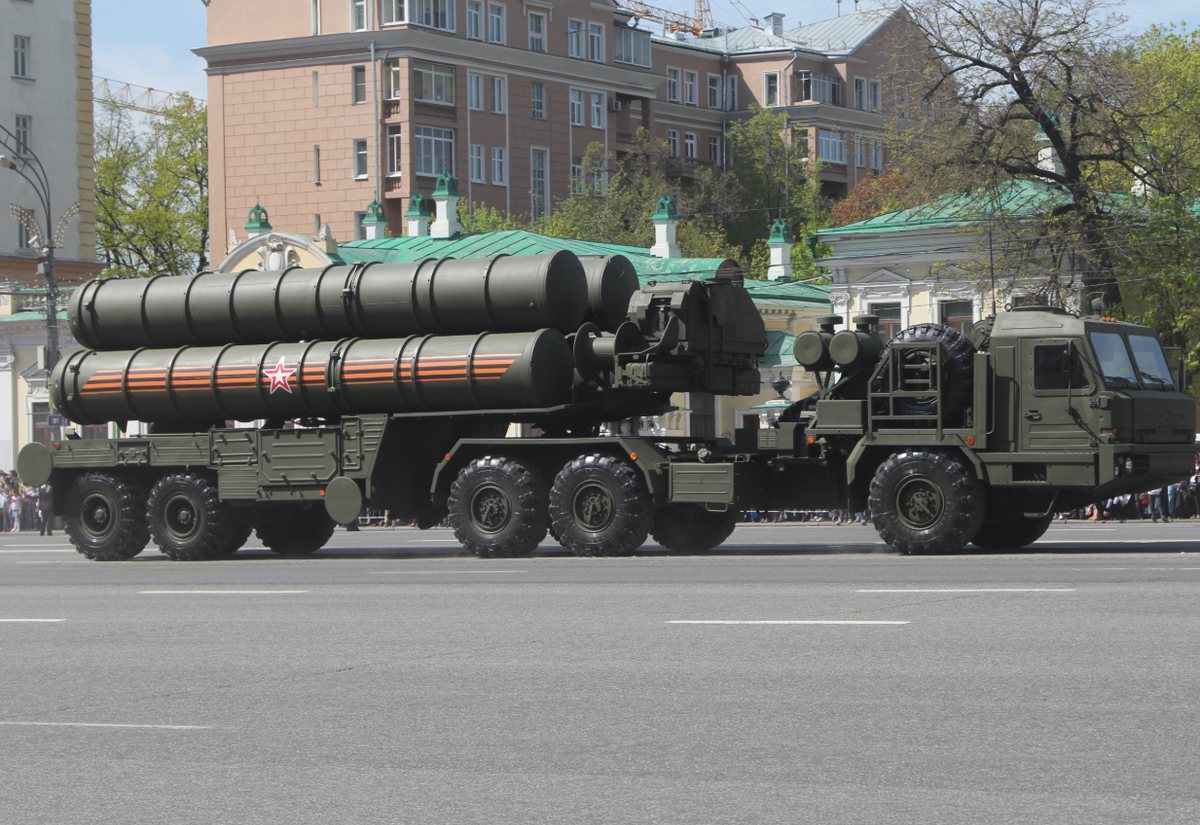 Điều cần nhắc lại ở đây là cả hai hệ thống này đều là một phần của mạng lưới phòng không rộng lớn hơn, do Nga triển khai để bảo vệ không phận của mình, đặc trưng bởi cấu hình nhiều lớp phòng thủ nhằm cung cấp phản ứng theo từng giai đoạn đối với các mối đe dọa tiềm tàng. Ảnh: @ The Moscow Times.