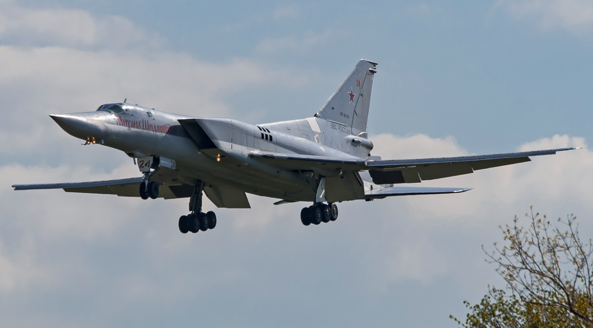 Còn Tu-22M3, máy bay ném bom siêu thanh, có thời gian phản ứng nhanh hơn và có thể mang cả vũ khí hạt nhân và thông thường, khiến nó trở thành một tài sản quân sự có chức năng kép. Cả hai máy bay trên đều tăng cường khả năng răn đe của Nga bằng cách thể hiện sức mạnh trên toàn cầu, với các cuộc tuần tra thường xuyên báo hiệu quyết tâm chiến lược của Nga. Ảnh: @Wikipedia.