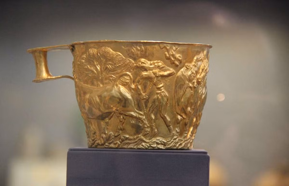 Trước đây, người ta tin rằng, những chiếc cốc được thiết kế tinh xảo này do cùng một người chế tác, người đã sử dụng những kỹ thuật khó để chạm khắc những chi tiết tỉ mỉ lên cốc. Ảnh: @Bảo tàng Khảo cổ Quốc gia Athens.