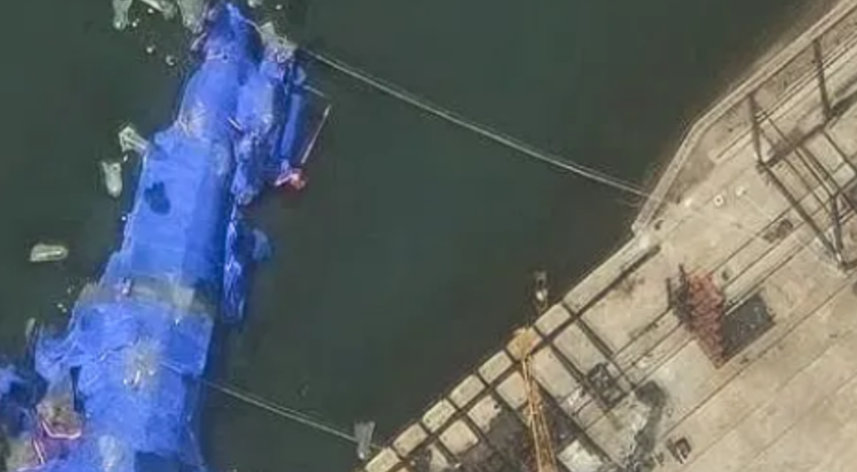 “Hai sợi dây cáp thép này được giăng để con tàu neo đậu tạm thời, có sức căng ổn định, nhằm ngăn chặn không để thân tàu có thêm bất kỳ sự dịch chuyển nào nữa, nhằm đảm bảo an toàn cho toàn bộ kết cấu”, Jennifer Jun, Nghiên cứu viên chuyên về Phân tích hình ảnh tại Trung tâm Nghiên cứu Chiến lược và Quốc tế (CSIS), nói với tờ The War Zone. Ảnh: @2025 Maxar Technologies.