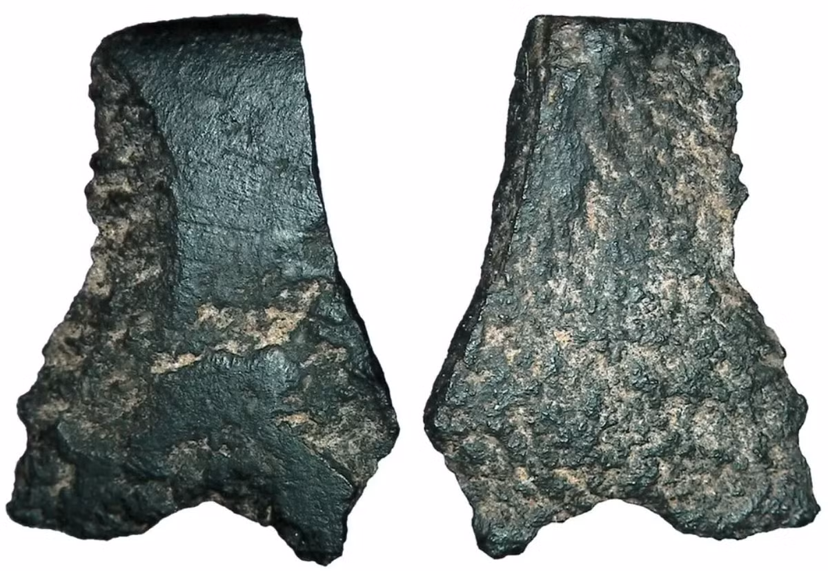 Giáo sư Peter Hiscock của Đại học Sydney là người đứng đầu công trình khai quật này cho biết, đó là một đầu của cây rìu ước tính có niên đại từ thời kỳ đồ đá cách đây khoảng 45.000 đến 49.000 năm trước - vào thời điểm con người đầu tiên đặt chân đến lục địa Úc. Ảnh: @Đại học Sydney.