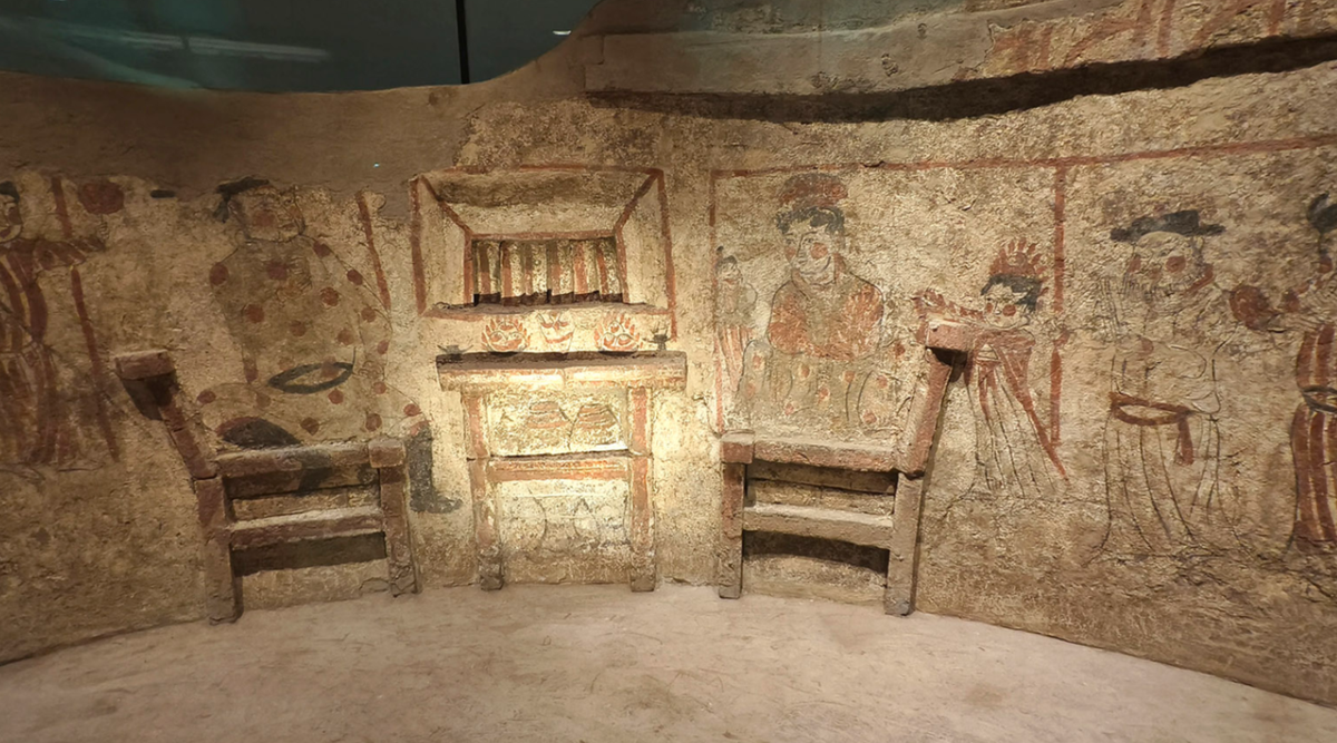 "Thiết kế hai chiếc bình độc đáo khiến hiện vật này trở thành 'biểu tượng của tình bạn", Shi Mengru, một nhân viên tại bảo tàng, cho biết. Các chuyên gia cũng tin rằng, đó là một vật dụng thiêng liêng được các thủ lĩnh hoặc trưởng lão bộ lạc sử dụng trong các cuộc liên minh hoặc các nghi lễ quan trọng - biểu tượng của hòa bình, thiện chí và tình thân. Ảnh: @China Daily.