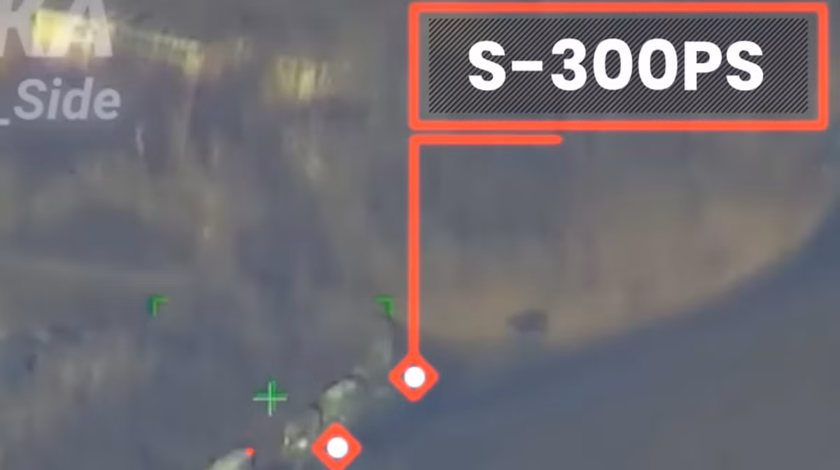 Phía lực lượng Nga đã dùng hệ thống tên lửa đạn đạo Iskander-M để phá hủy các hệ thống phòng không S-300PS này. Ảnh: @Military TV.