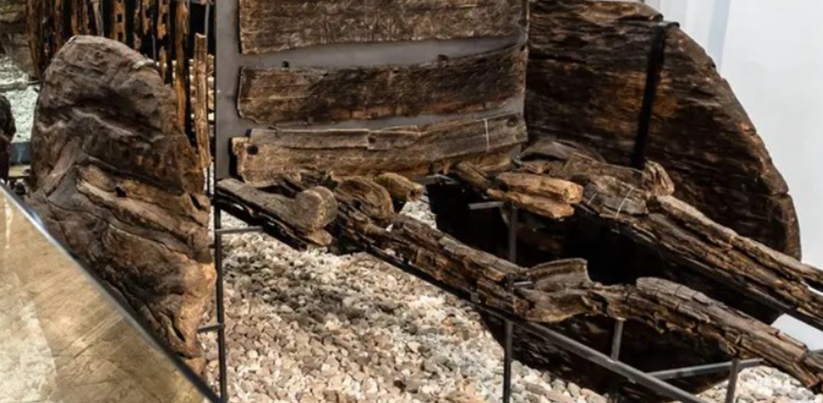 Chiếc xe ngựa Lchashen, hiện đang được trưng bày tại Bảo tàng Lịch sử Armenia ở Yerevan, được cấu tạo từ ít nhất 70 mảnh ghép lại với nhau bằng hệ thống mộng và chốt của các bộ phận gỗ lồng vào nhau và các khớp nối bằng đồng. Ảnh: @Bảo tàng Lịch sử Armenia.