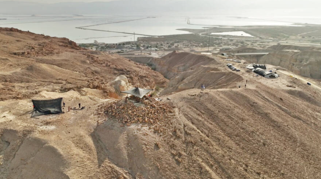 Các nhà khảo cổ thuộc Cơ Quan Cổ Vật Israel đang tìm kiếm ở sa mạc Judea với hy vọng tìm thấy thêm các cuộn kinh Dead Sea thì bất ngờ phát hiện ra một tàn tích cấu trúc kim tự tháp cổ đại. Ảnh: @Cơ Quan Cổ Vật Israel.