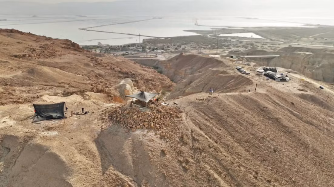 Các nhà khảo cổ thuộc Cơ Quan Cổ Vật Israel đang tìm kiếm ở sa mạc Judea với hy vọng tìm thấy thêm các cuộn kinh Dead Sea thì bất ngờ phát hiện ra một tàn tích cấu trúc kim tự tháp cổ đại. Ảnh: @Cơ Quan Cổ Vật Israel.