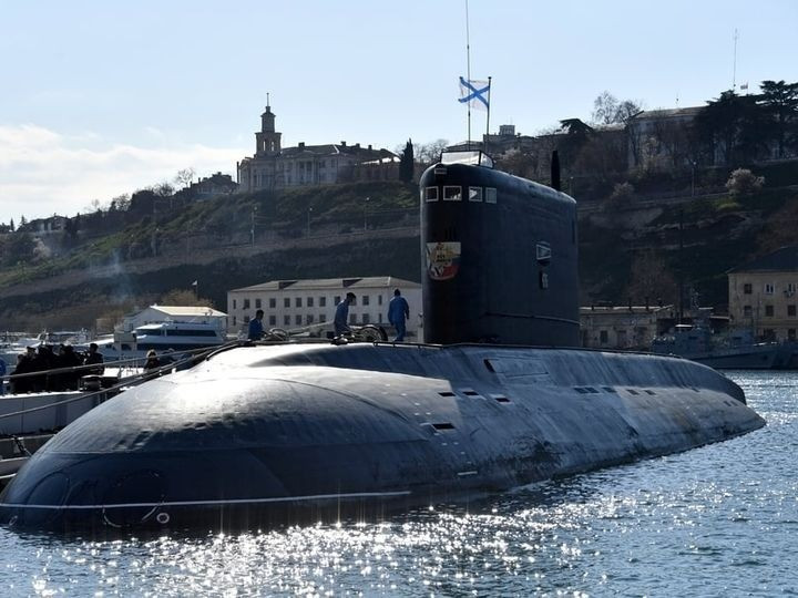 Với tầm bắn ước tính từ 1.500 đến 2.500 km tùy biến thể, Kalibr khiến mỗi tàu ngầm mang tên lửa trở thành một tài sản chiến lược. Ngay cả khi không bị đánh chìm, thiệt hại nghiêm trọng cũng có thể buộc tàu phải ngừng hoạt động nhiều tháng, nhất là trong bối cảnh Nga gặp khó khăn về phụ tùng và năng lực sửa chữa do các lệnh trừng phạt quốc tế.