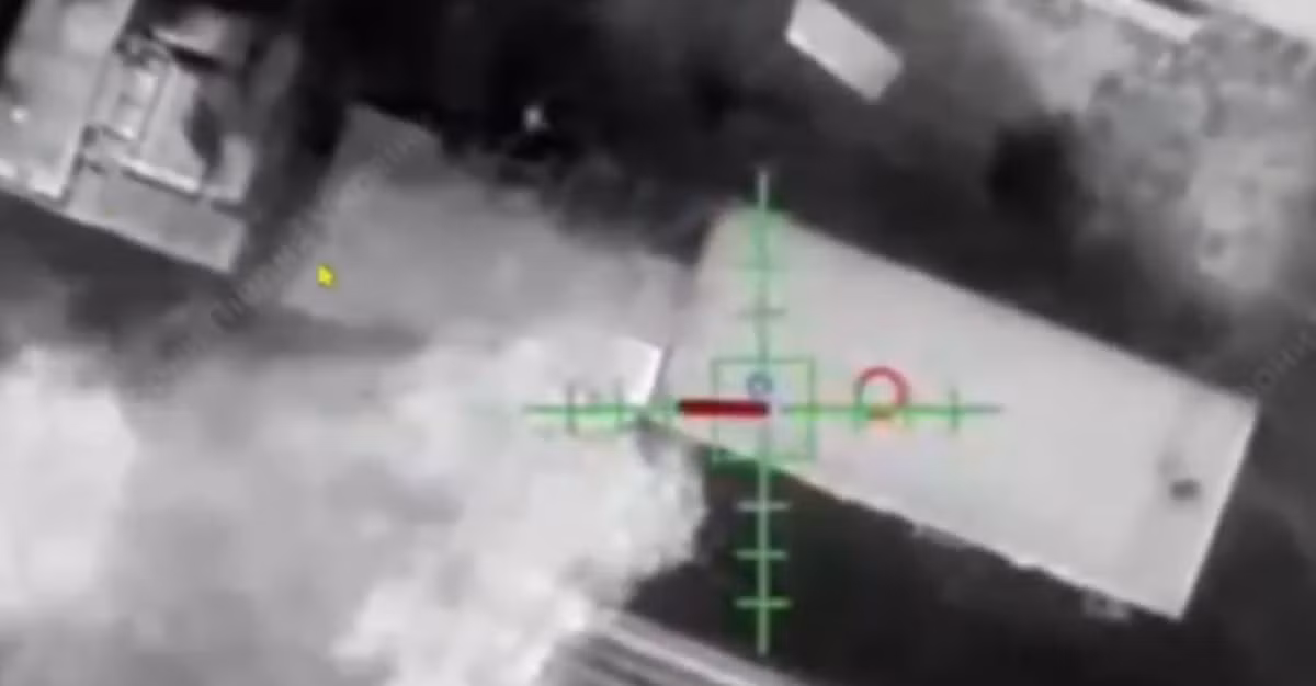 UAV ném bom cũng có thể bay xa hơn trong khi vẫn duy trì kết nối, vì chúng không phải lao xuống đất để tấn công mục tiêu. Ảnh: @Bộ Quốc phòng Ukraine.