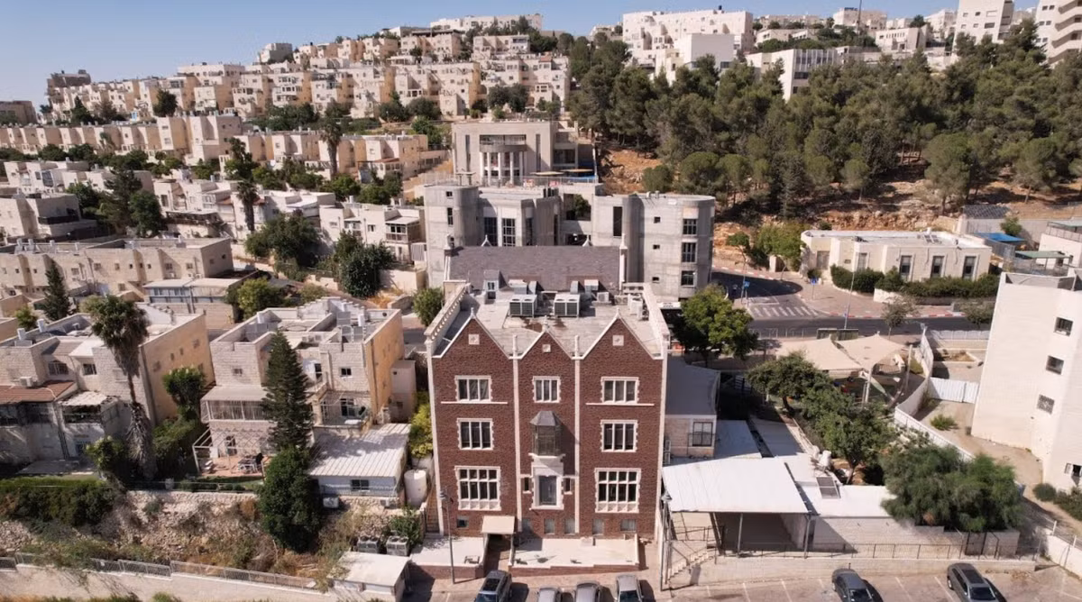 Nghi ngờ có một đường dây buôn lậu đồ cổ đang hoạt động, Cảnh sát Israel phối hợp với Cơ quan Cổ vật Israel (IAA) đã tiến hành một cuộc đột kích vào trung tâm Ramat Shlomo gần Jerusalem. Ảnh: @ COLlive.