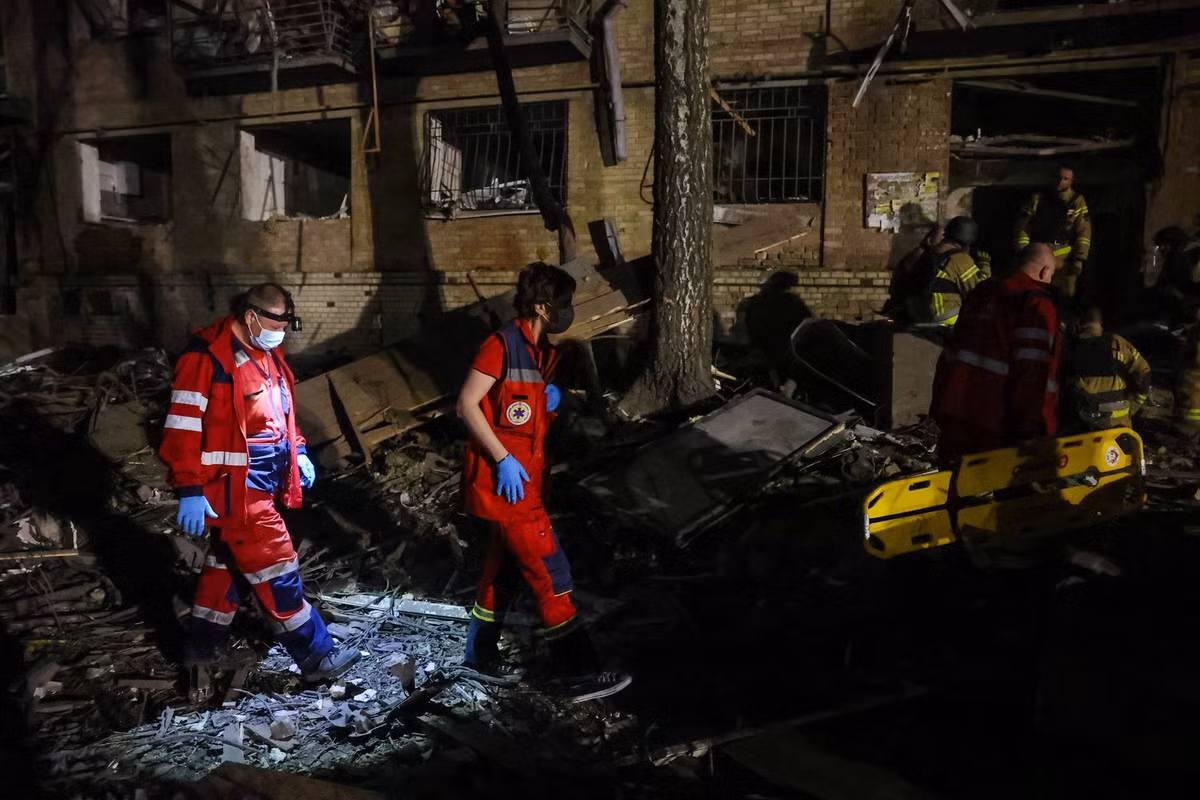 Cơ quan báo chí Lục quân Ukraine khẳng định các dịch vụ cấp cứu đã có mặt ngay lập tức sau khi tiếng nổ đầu tiên vang lên. Lực lượng y tế dã chiến đã tiến hành sơ cứu và chuyển thương binh đến bệnh viện quân y gần nhất để tiếp tục điều trị.