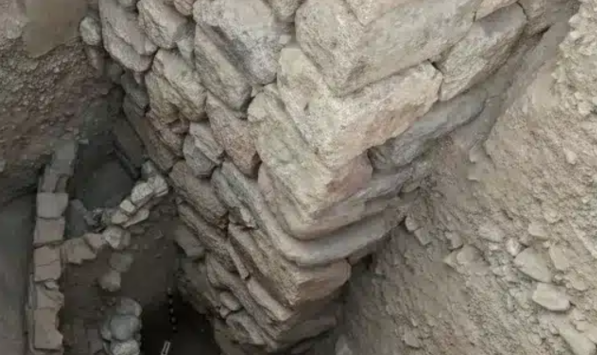 Bên cạnh cung điện, các học giả đã phát hiện những ngôi nhà sang trọng, những bậc thang đồ sộ, ba mươi mũi tên bằng đồng, hài cốt và quan trọng nhất là chín đồng xu bạc: một trong những bằng chứng lâu đời nhất về hoạt động đúc tiền trên thế giới. Ảnh: @Đại học Wisconsin-Madison.