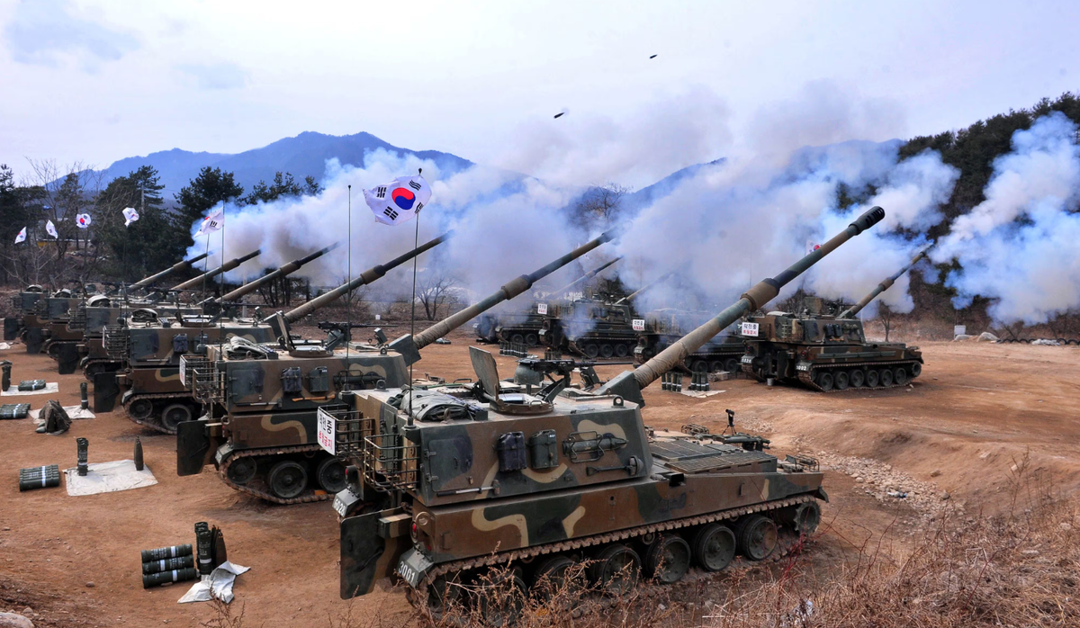 K9 Thunder đã trải qua nhiều lần nâng cấp để đáp ứng yêu cầu hiện đại hóa và nhu cầu của các quốc gia. Cụ thể là các bản nâng cấp K9A1 và K9A2. Trong đó, biến thể K9A1 được trang bị các cải tiến như hệ thống điều khiển hỏa lực tự động, kính tiềm vọng ban đêm cho lái xe và hệ thống động lực phụ trợ để nâng cao hiệu suất. Phiên bản K9A1 cải tiến có tầm bắn xa hơn, tốc độ bắn nhanh hơn và khả năng cơ động cao hơn cả ngày lẫn đêm. Ảnh: @Asian Military Review.