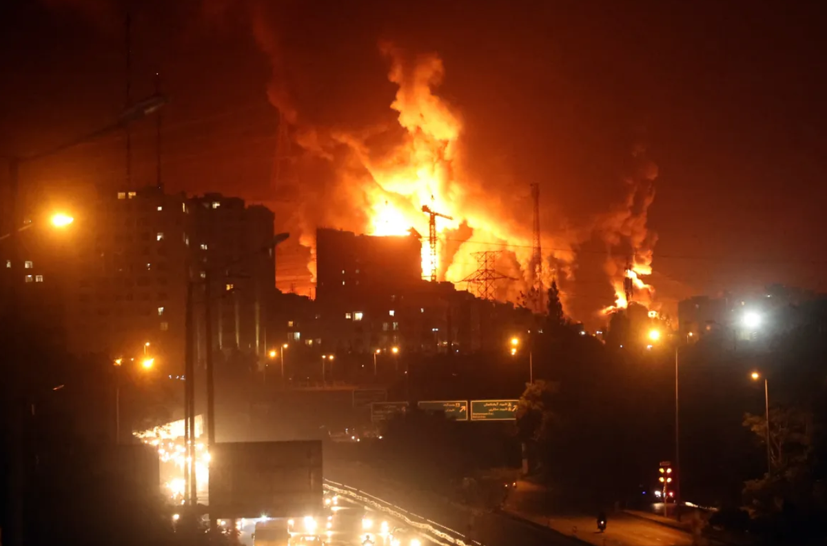 Gần đây, Israel đã thực hiện một cuộc không kích kinh hoàng sâu vào trong lãnh thổ Iran, nhắm vào hơn 100 địa điểm quân sự và hậu cần chỉ trong một giờ, theo nhiều báo cáo. Hoạt động này được các nguồn tin mô tả là một cuộc tấn công được phối hợp tỉ mỉ, khiến mạng lưới phòng không được ca ngợi của Iran chao đảo, không thể đưa ra phản ứng hiệu quả kịp thời. Ảnh: @ Al Jazeera.