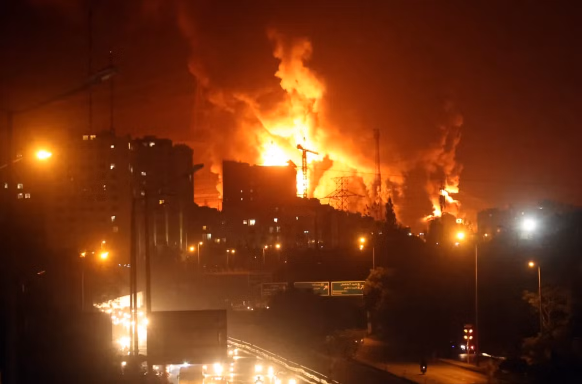 Gần đây, Israel đã thực hiện một cuộc không kích kinh hoàng sâu vào trong lãnh thổ Iran, nhắm vào hơn 100 địa điểm quân sự và hậu cần chỉ trong một giờ, theo nhiều báo cáo. Hoạt động này được các nguồn tin mô tả là một cuộc tấn công được phối hợp tỉ mỉ, khiến mạng lưới phòng không được ca ngợi của Iran chao đảo, không thể đưa ra phản ứng hiệu quả kịp thời. Ảnh: @ Al Jazeera.