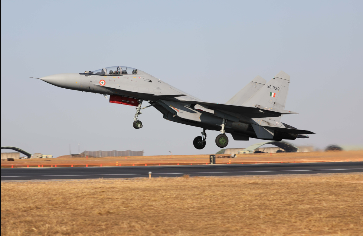 Mới đây, Bộ trưởng Quốc phòng Ấn Độ Radjnath Singh đã có cuộc hội đàm với người đồng cấp Nga Andrey Belousov về việc hiện đại hóa hơn nữa phi đội máy bay chiến đấu Su-30MKI của nước này. Ảnh: @ Defense News.