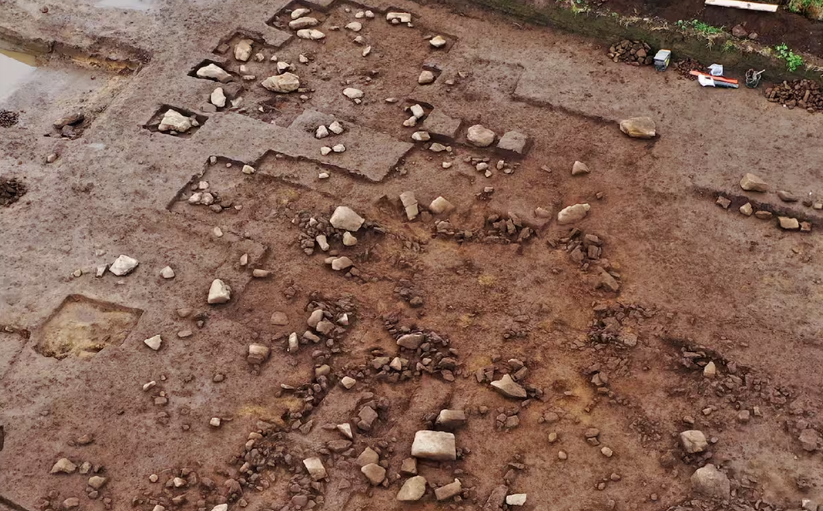 Ngoài các đường thẳng nối liền các khối đá, địa điểm này còn hé lộ một ngôi mộ đồ sộ được xây dựng vào khoảng năm 4.700 Trước Công Nguyên, ngay trên tàn tích của một túp lều Thời Kỳ Đồ Đá Giữa được sử dụng bởi những người săn bắn hái lượm. Ảnh: @NEOSEA.