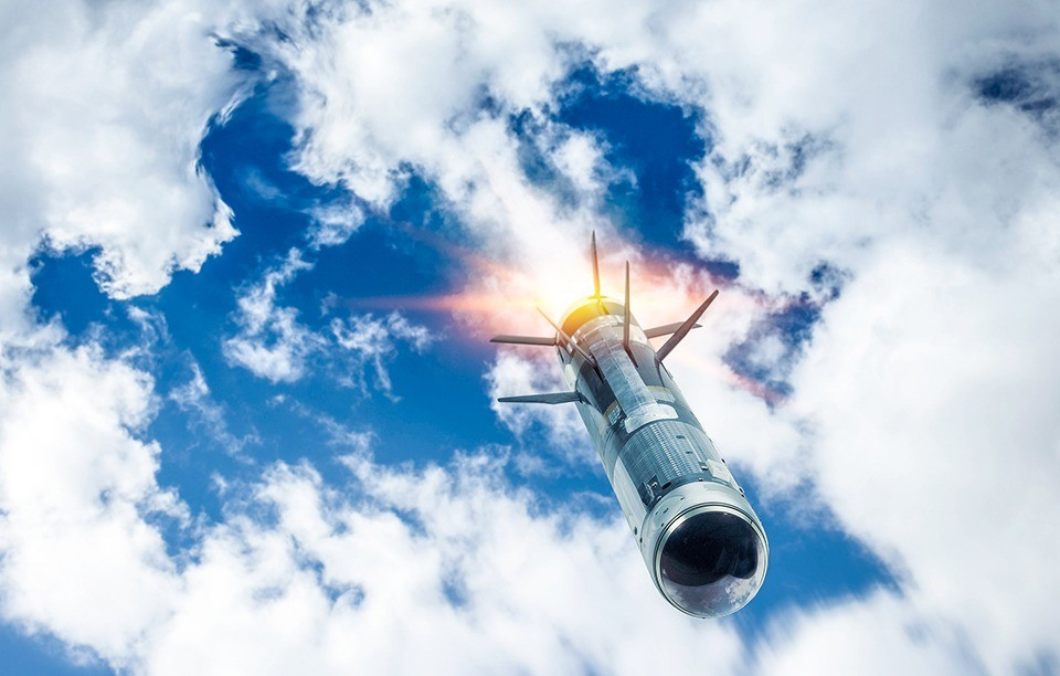 Ngoài nhiệm vụ chống tăng, Javelin còn chứng tỏ tính đa năng khi có thể tấn công boongke, công sự, tòa nhà, tàu hạng nhẹ và cả trực thăng bay thấp. Tầm bắn tiêu chuẩn đạt 2.500 - 4.000 m, có thể nâng lên tới 4.750 m khi phóng từ xe cơ giới. Vũ khí này đã được sử dụng rộng rãi trong các cuộc chiến ở Afghanistan, Iraq và đặc biệt là ở Ukraine gần đây.