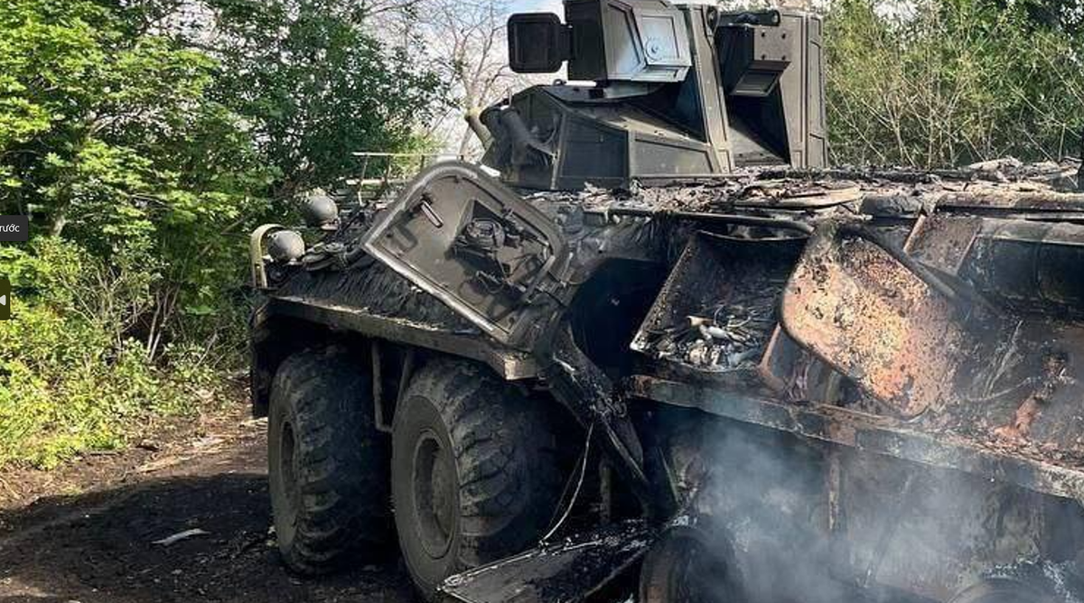 Các hình ảnh cho thấy, phần còn lại bị cháy xém của chiếc xe nằm trong một khu vực nhiều cây cối, với mô-đun trạm vũ khí điều khiển từ xa “Boomerang-Burevestnik bị hư hỏng rõ ràng. Ảnh: @wolfpam.