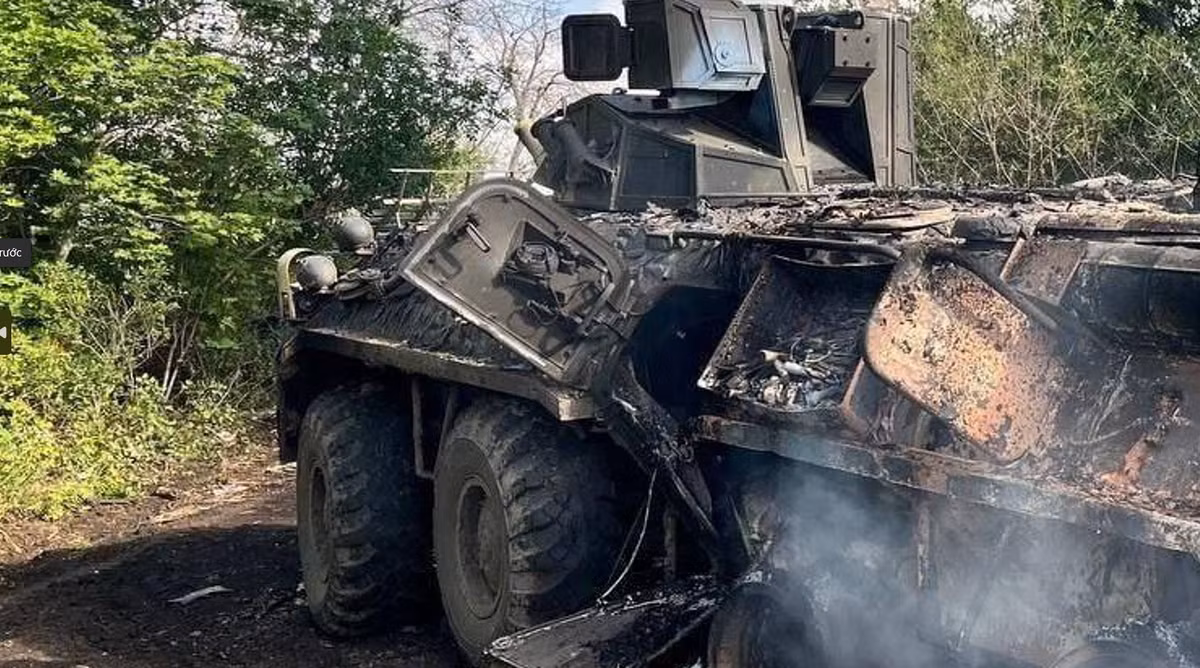 Các hình ảnh cho thấy, phần còn lại bị cháy xém của chiếc xe nằm trong một khu vực nhiều cây cối, với mô-đun trạm vũ khí điều khiển từ xa “Boomerang-Burevestnik bị hư hỏng rõ ràng. Ảnh: @wolfpam.