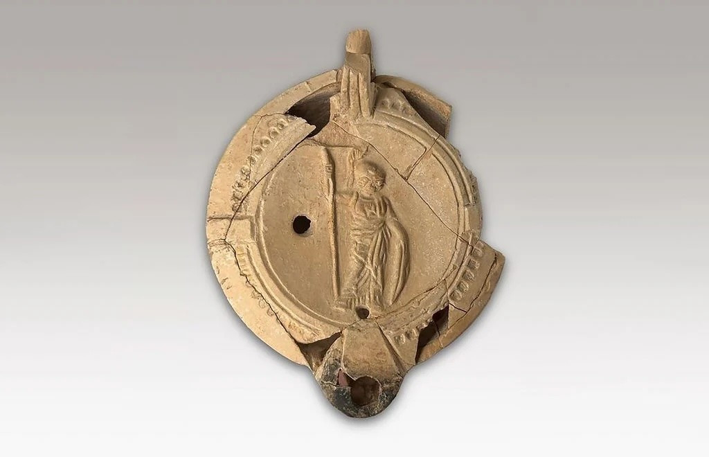 Tại hồ, họ còn tìm thấy các vật phẩm linh thiêng: Một mặt nạ đất sét của thần trẻ Harpocrates và các vật phẩm liên quan đến thần Sarapis của Ai Cập. Điều này cho thấy người dân Tenea đã kết hợp tín ngưỡng tôn giáo Hy Lạp và Ai Cập cổ đại. Ảnh: @Bộ Văn hóa Hy Lạp.