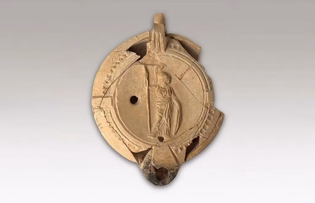 Tại hồ, họ còn tìm thấy các vật phẩm linh thiêng: Một mặt nạ đất sét của thần trẻ Harpocrates và các vật phẩm liên quan đến thần Sarapis của Ai Cập. Điều này cho thấy người dân Tenea đã kết hợp tín ngưỡng tôn giáo Hy Lạp và Ai Cập cổ đại. Ảnh: @Bộ Văn hóa Hy Lạp.