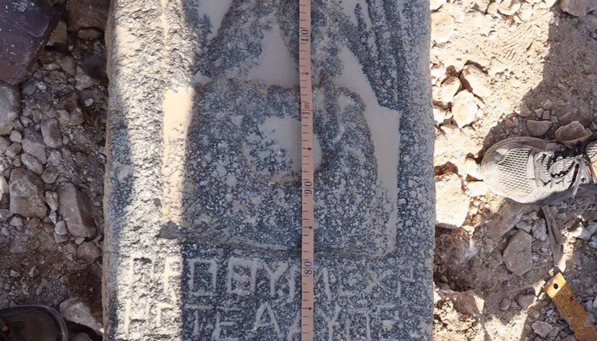 Trong nghệ thuật biểu tượng La Mã, đại bàng là biểu tượng mạnh mẽ của sức mạnh, quyền uy và sự bảo vệ của thần linh. Thường được gắn liền với thần Jupiter, vua của các vị thần La Mã, đại bàng thường xuất hiện trên các tiêu chuẩn quân sự, tiền xu và bia mộ. Ảnh: @Cục Bảo tàng và Cổ vật Syria.