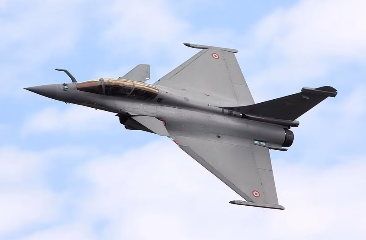 Pháp đã cung cấp cho Morocco máy bay chiến đấu Dassault Rafale, mặc dù tiên tiến nhưng đây không phải là máy bay thuộc nền tảng thế hệ thứ năm. Một báo cáo tháng 2 năm 2025 của Focus News lưu ý rằng, trong triển lãm hàng không Aero India 2025, đại diện Mỹ đã từ chối tham gia các chuyến bay trình diễn cùng với Su-57E, điều mà các chuyên gia Nga ngầm hiểu là sự thừa nhận tính ưu việt của Su-57E so với F-16 và F-35. Tuy nhiên, tuyên bố này có thể bị phóng đại, vì Pháp và Mỹ vẫn tin tưởng vào nền tảng của họ. Pháp có thể phản ứng bằng cách tăng cường hợp tác quốc phòng với Morocco, có thể cung cấp các bản nâng cấp cho máy bay Rafale, hoặc thúc đẩy các cuộc tập trận chung để đối đầu với năng lực quân sự mới của Algeria. Ảnh: @Army Recognition.