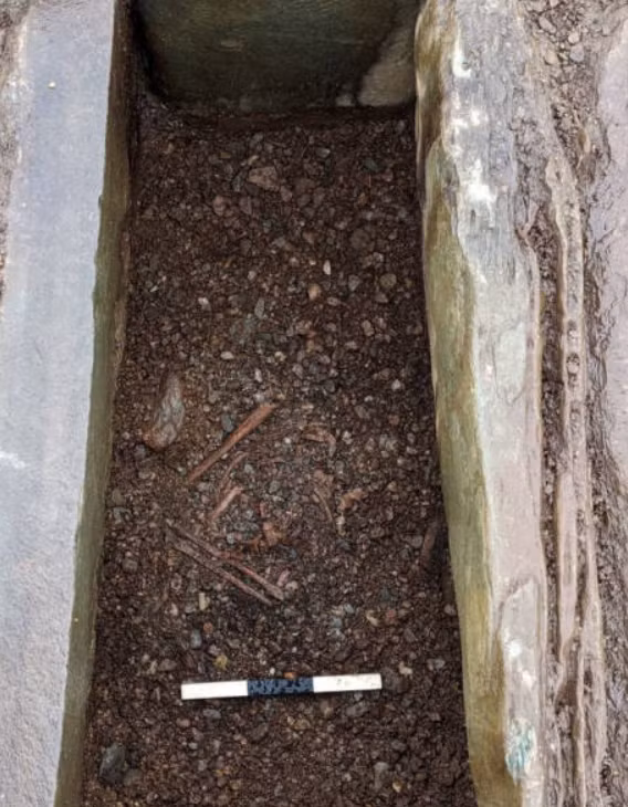 Phân tích hài cốt đã hé lộ một số phát hiện đáng chú ý. Ví dụ, chế độ ăn của cả hai người đều thiếu lượng protein từ biển đáng kể, mà thay vào đó dường như chủ yếu là protein từ đất liền. Tuy nhiên, phân tích không xác định được bất cứ điều gì có thể cho thấy mối quan hệ giữa người đàn ông và người phụ nữ, hoặc khoảng thời gian chính xác ngay thời điểm mà họ được chôn cất. Ảnh: @Cơ quan Bảo tồn Di sản Lịch sử Scotland và Tập đoàn Khảo cổ học AOC/PA Wire.