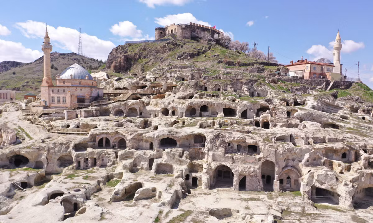 Giờ đây, ở quận Midyat, phía đông nam tỉnh Mardin, Thổ Nhĩ Kỳ, các chuyên gia đến từ Bảo tàng Mardin bất ngờ tìm thấy quần thể kiến trúc cổ xưa kỳ lạ. Ảnh: @Bảo tàng Mardin.