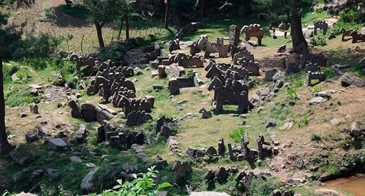 Giáo sư Vyacheslav Molodin, trưởng bộ môn Khảo cổ học và Dân tộc học tại Viện Hàn lâm Khoa học Nga cho biết, một nhóm khảo cổ Nga-Ấn Độ do nhà nghiên cứu Natalya Polosmak dẫn đầu đã phát hiện gần 200 bức tượng cưỡi ngựa bằng đá trong khu vực này. Ảnh: @Natalya Polosmak.