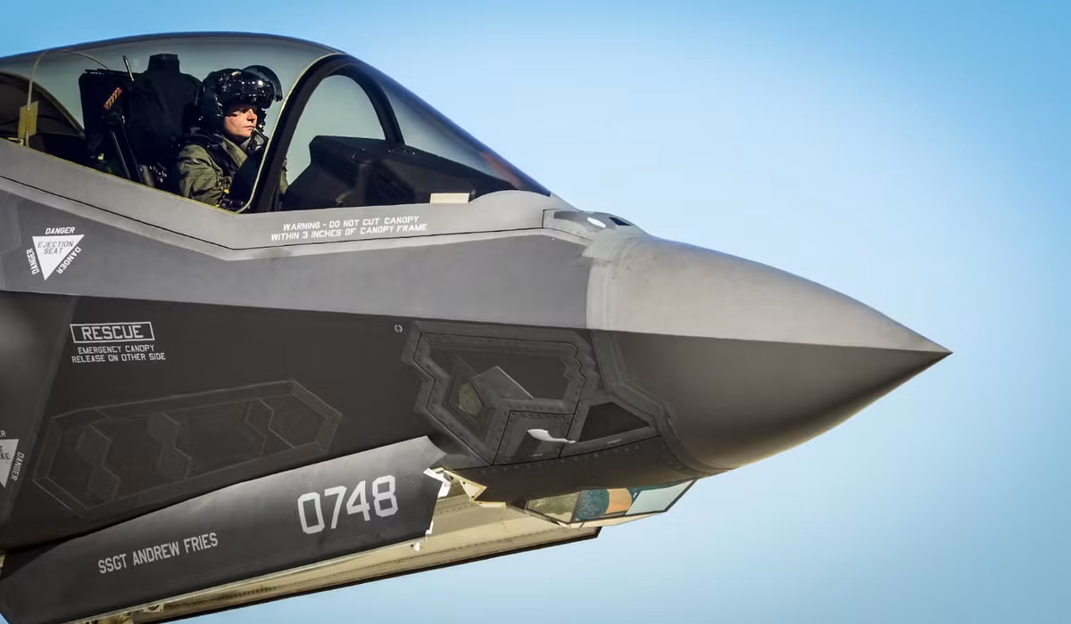 So với hệ thống phòng không của Iran, F-35 đại diện cho một bước nhảy vọt về mặt thế hệ. Ví dụ, S-400 của Nga, được coi là một trong những hệ thống phòng không tiên tiến nhất thế giới, đang phải vật lộn để phát hiện máy bay tàng hình ở tầm xa, và thách thức tương tự có thể nhìn thấy ở hệ thống Bavar-373 kém tinh vi hơn của Iran. Khả năng hoạt động tinh vi trong không phận có tranh chấp của F-35, kết hợp với chuyên môn của Israel trong việc tích hợp nó với chiến tranh điện tử, khiến F-35 trở thành một nền tảng lý tưởng cho một nhiệm vụ có tính rủi ro cao như vậy. Ảnh: @ AF.mil.