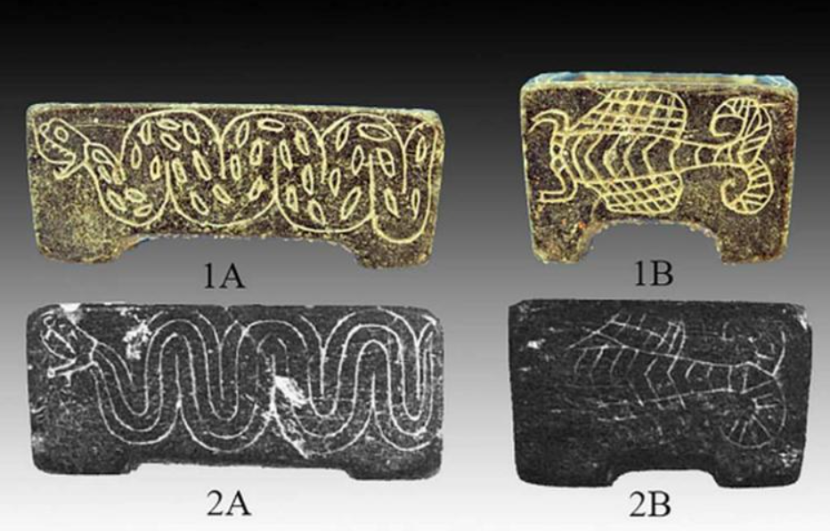 Tương tự, ba chiếc bình đựng mỹ phẩm bằng clorit được trang trí bằng họa tiết rắn và bọ cạp cũng được tìm thấy. Thêm vào đó, con dấu gần cổ bình được trang trí bằng hình chạm nổi hai bàn chân người đặt trong khung tròn, với một vòng tròn ở giữa và một hình bán nguyệt ở phía dưới. Ảnh: @Raffaele Biscone.