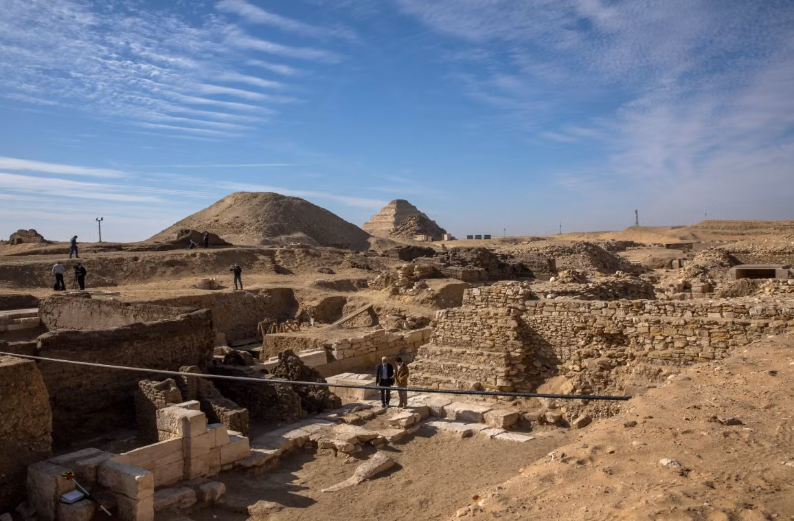 Saqqara là một nghĩa trang cổ đại, từng là nghĩa trang của thủ đô Ai Cập cổ đại Memphis, nằm cách Cairo ngày nay khoảng 30 km về phía nam. Ảnh: @Bộ Du lịch và Cổ vật Ai Cập.