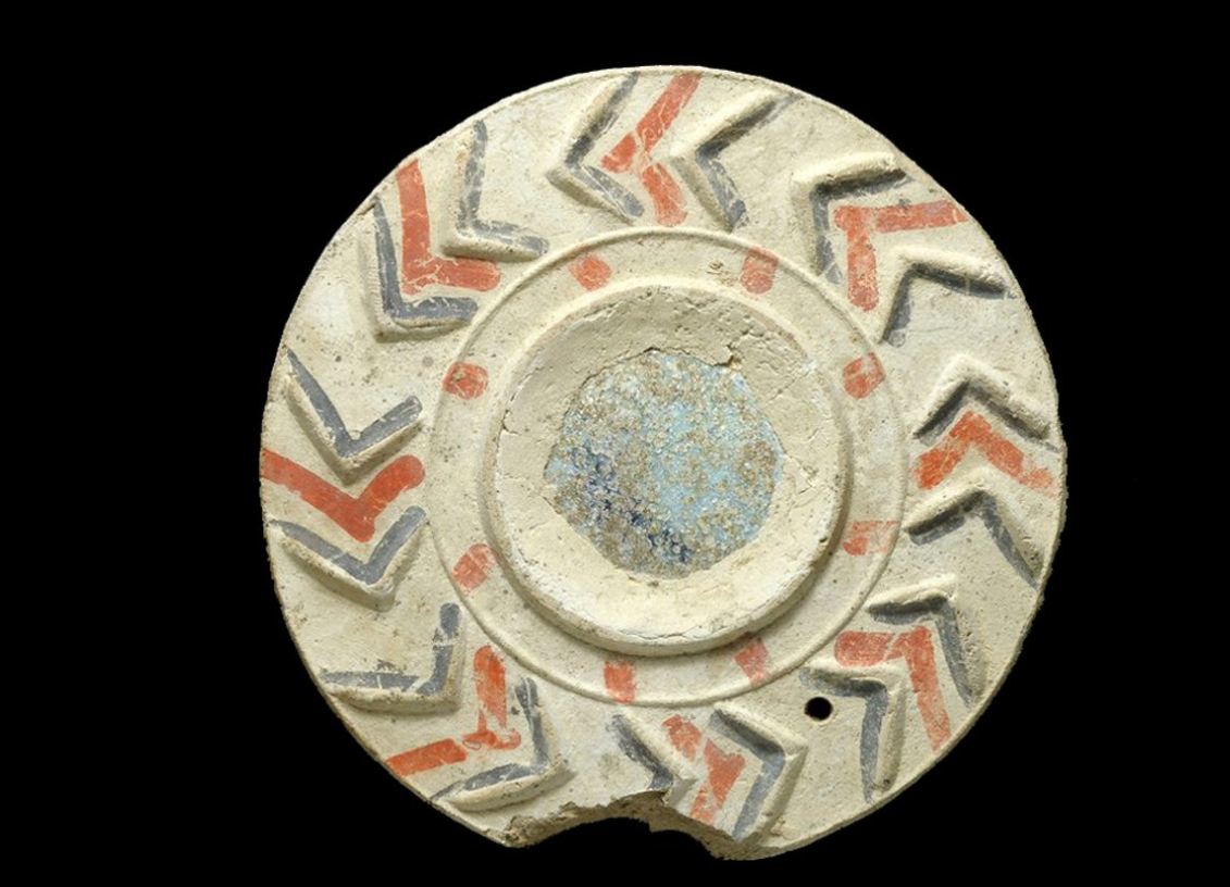 Theo chuyên gia khảo cổ Navit Popovitch đến từ Cơ quan Cổ vật Israel, chiếc gương này có mục đích bảo vệ chống lại các linh hồn ma quỷ, quỷ dữ, khi chúng nhìn thấy hình ảnh phản chiếu của mình trong gương. Ảnh: @Cơ quan Cổ vật Israel.