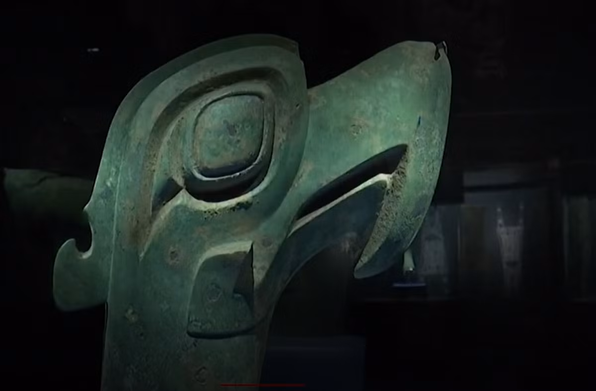 Các đồ vật bằng đồng thì được trang trí hình thú và chim, đồ chạm khắc ngà voi và đồ trang sức bằng vàng. Ảnh: @Cục Di sản Văn hóa Quốc gia Trung Quốc.