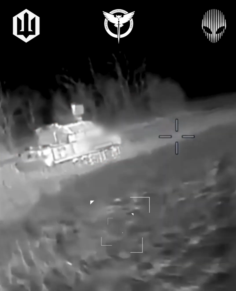 Cuộc tấn công phối hợp này nhấn mạnh tính chất ngày càng phức tạp của chiến tranh máy bay không người lái Ukraine, nơi các đơn vị UAV trinh sát, tấn công và tác chiến đặc biệt hoạt động như một hệ thống thống nhất và cực kỳ hiệu quả. Ảnh: @СБС знищення трьох систем ворожого ППО за три дні.