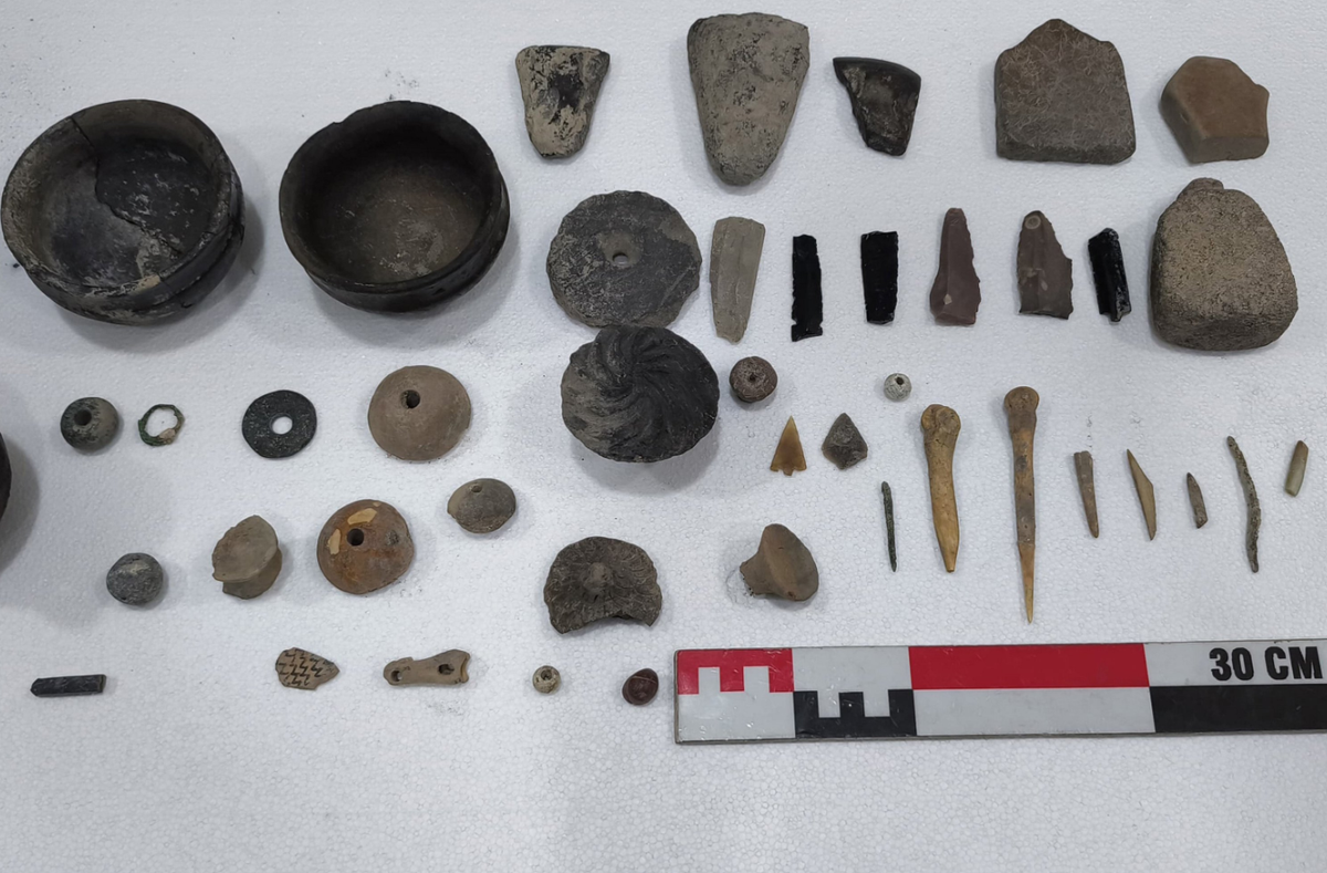 Hai lò sưởi cổ xưa được trang trí bằng họa tiết hình bò tót, được cho là có niên đại khoảng 6.000 năm, nằm trong số những phát hiện nổi bật nhất. Ảnh: @Bảo tàng Khảo cổ và Dân tộc học Elazığ.