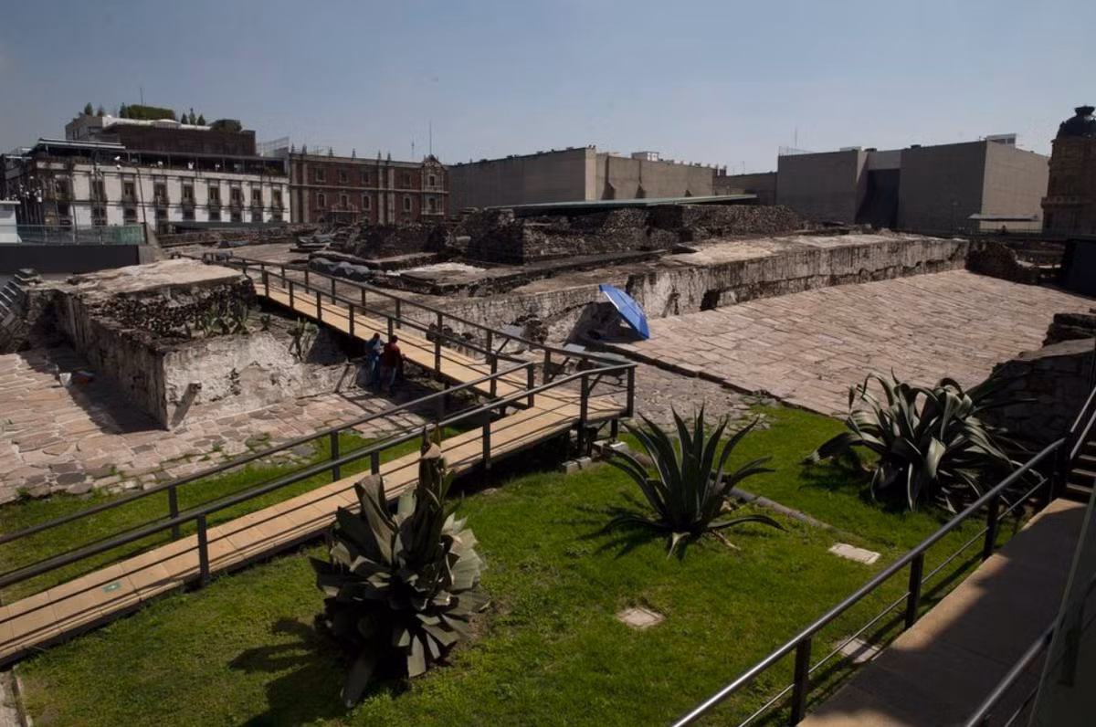 Caroline Dodds Pennock, một nhà sử học về người Aztec tại Đại học Sheffield, cho biết: “Dự án khai quật tại Templo Mayor tiếp tục mang đến những hiểu biết đáng chú ý về văn hóa Aztec cổ xưa, và bức phù điêu con đại bàng vàng này bổ sung thêm một lớp hiểu biết của chúng ta về cách người Aztec coi lịch sử thần thoại là cốt lõi của niềm tin và nghi lễ của họ". Ảnh: @INAH.